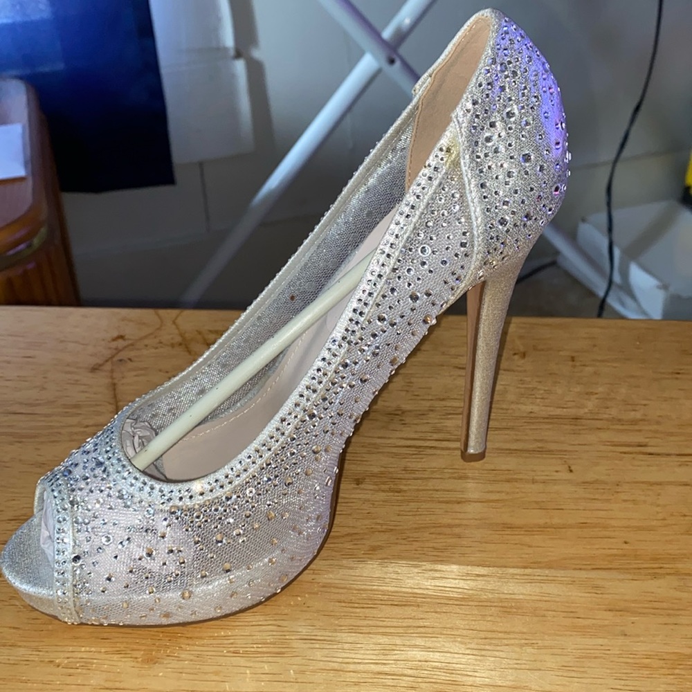 I’m selling my wedding shoes cause I don’t need them anymore.